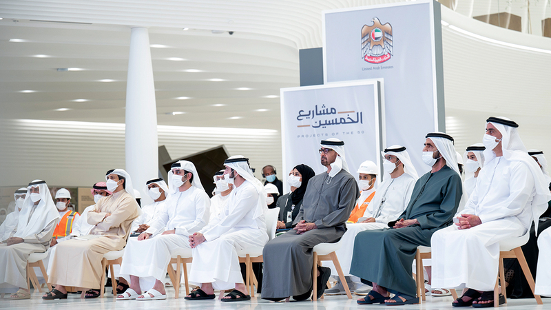 محمد بن راشد ومحمد بن زايد خلال حفل إطلاق البرنامج الوطني للسكك الحديدية في «إكسبو2020 دبي».    من المصدر