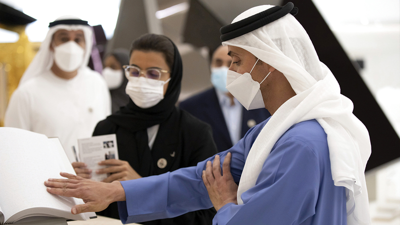هزاع بن زايد خلال زيارته جناحَي دولة الإمارات و«الرؤية» في «إكسبو 2020 دبي».    وام