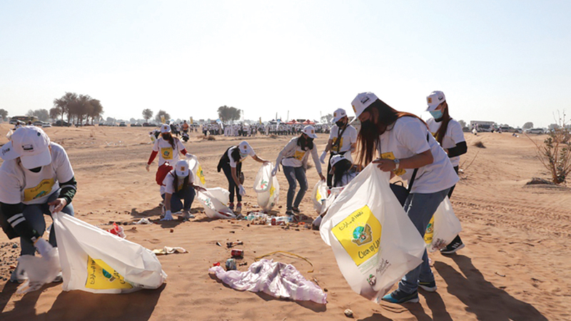 فريق مجموعة المشاركين المتطوعين في الحملة خلال جمع النفايات.   من المصدر