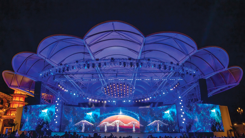 المسرح الرئيس بالقرية العالمية يقدم عروضاً عالمية شهيرة.    من المصدر