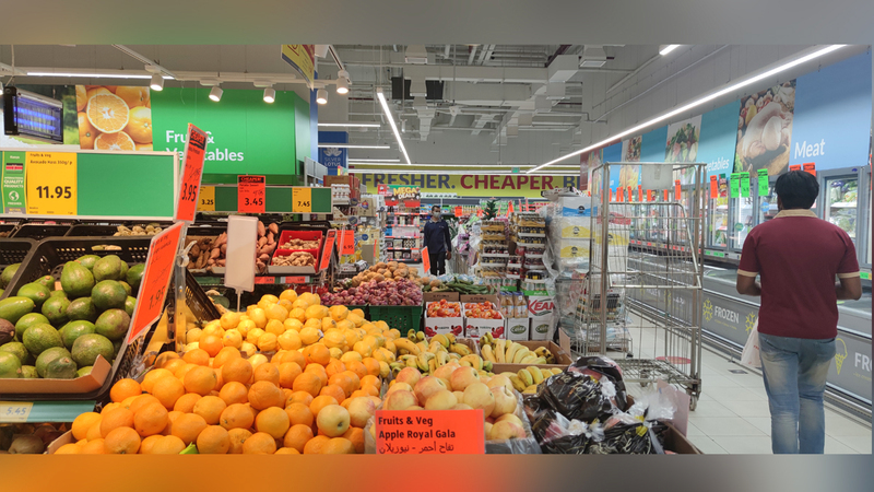 مستهلكون: العروض المطروحة تشمل منتجات أكثر تنوعاً لاسيما الغذائية منها.  الإمارات اليوم