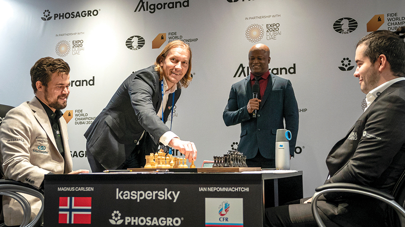 نجم ريال مدريد السابق ميشيل سيلغادو يعطي ضربة بداية الجولة الثامنة في «مونديال دبي» للشطرنج.   من المصدر