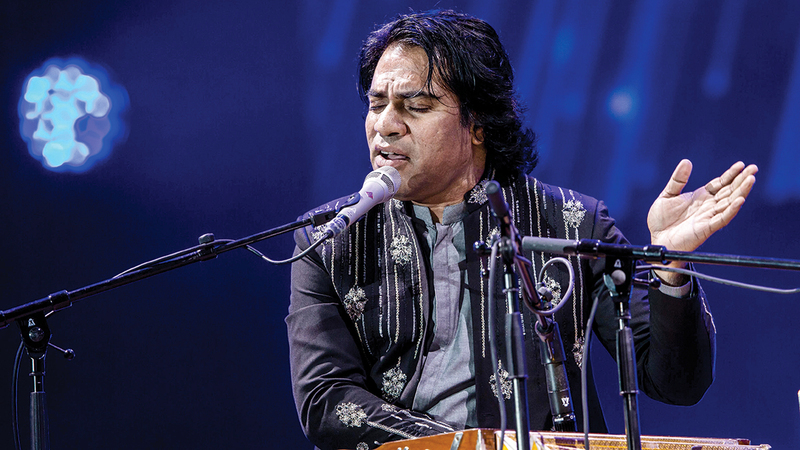 جاويد بشير قدم أغاني بوليوود وألحاناً «بنجابية» خلال الأمسية.   من المصدر