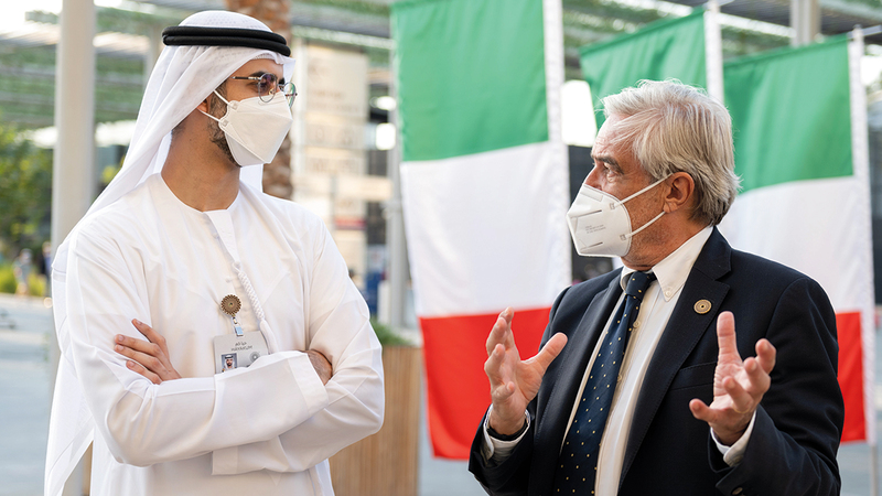 عمر سلطان العلماء خلال زيارة جناح إيطاليا.   من  المصدر