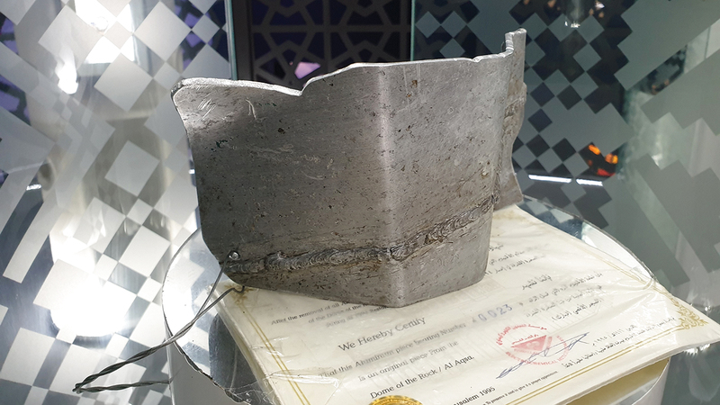 قطعة ألمنيوم أصلية من كسوة قبة صخرة الأقصى.   الإمارات اليوم