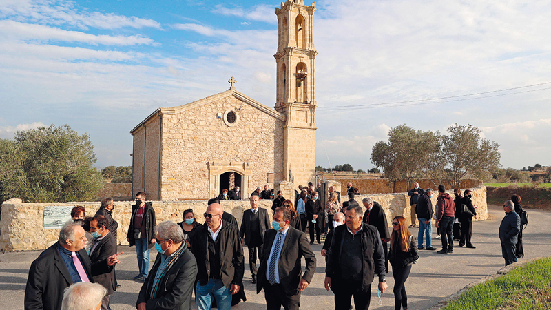 قبارصة يونانيون يغادرون كنيسة كارباشا بعد أداء قداس صغير.  أ.ف.ب