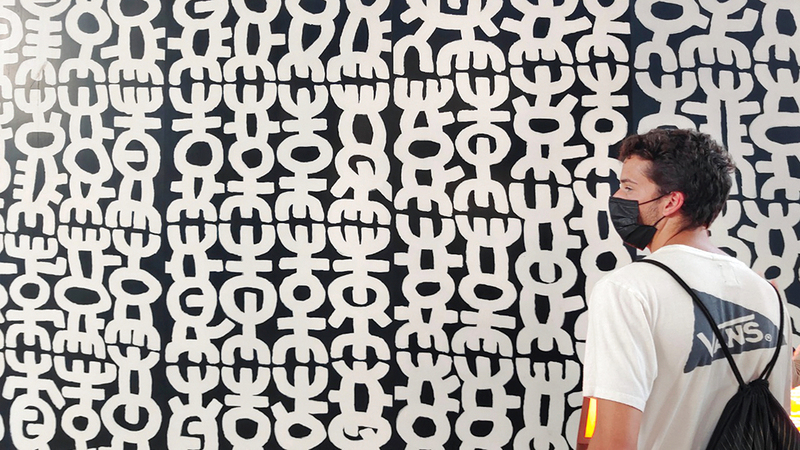 «الاحتضان» في جناح «الاستدامة».. مجسّم من الطين والسيراميك.  تصوير: أسامة أبوغانم