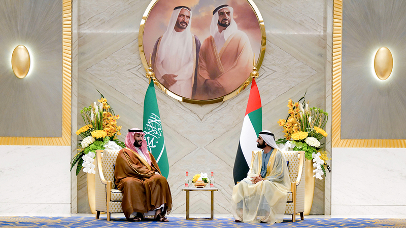 محمد بن راشد خلال استقباله محمد بن سلمان في مقر &laquo;إكسبو 2020 دبي&raquo;.    من المصدر