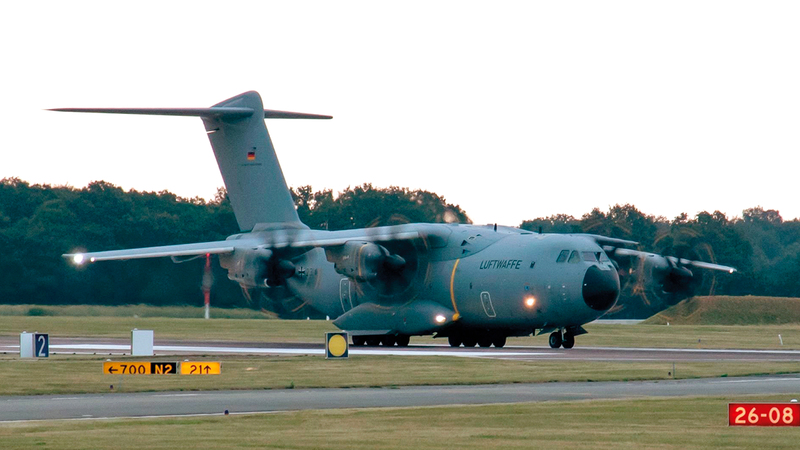 طائرة ألمانية في مطار كابول في انتظار إجلاء الموظفين الأفغان والألمان عن كابول.    أرشيفية