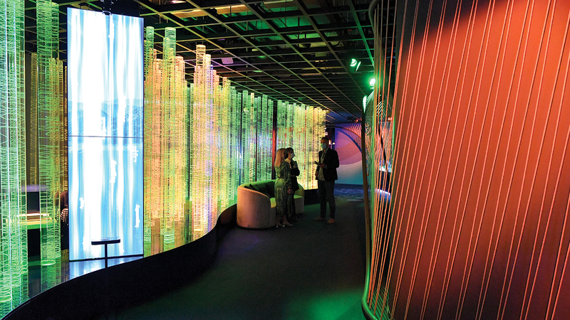 زائر الجناح يجد نفسه فور الدخول بمواجهة «غابة الأضواء».   تصوير: نجيب محمد