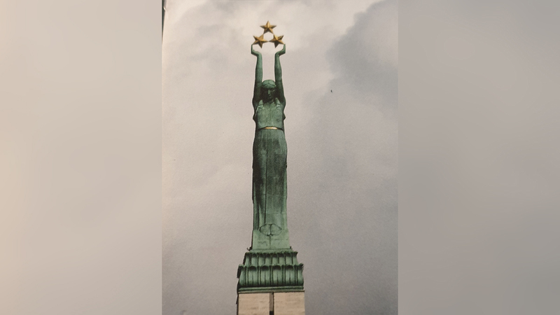 تمثال الحرية في لاتفيا لم تستطع غارات الحرب العالمية الثانية تدميره.   الإمارات اليوم