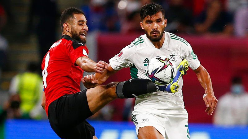 المصري عمرو السولية يحاول إعاقة تقدم الجزائري بن عيادة في المباراة الأخيرة.   أ.ف.ب