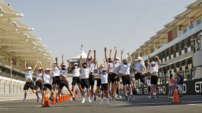 الطلاب يتطلعون إلى متابعة مجريات السباق الختامي في حلبة مرسى ياس.   وام