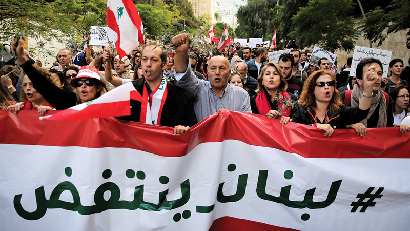 عشرات الآلاف من اللبنانيين ينتفضون ضد الفساد والانهيار الاقتصادي ويطالبون بالمحاسبة والحقوق الاجتماعية. أ.ب