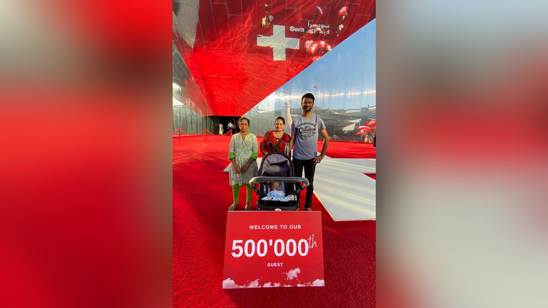 الجناح يرحب بالعائلة الزائرة التي أكملت الـ«نصف مليون».   من المصدر