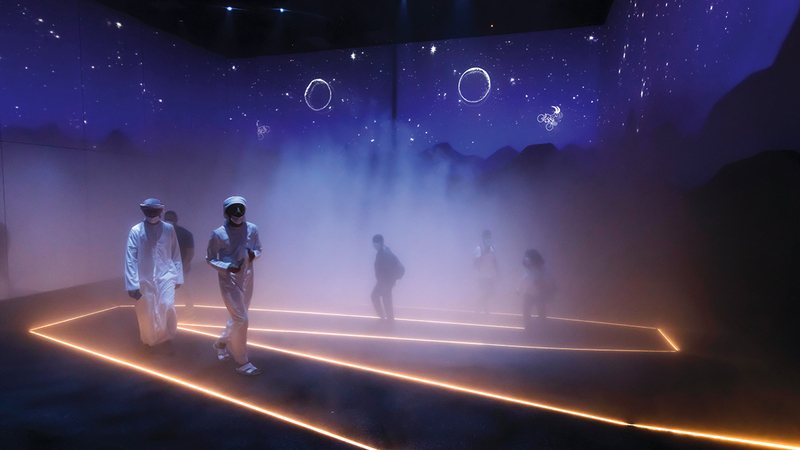 زوّار الجناح يخوضون تجربة غامرة.   من المصدر