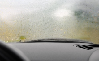 الصورة: أسهل 3 طرق لإزالة الضباب من زجاج السيارة