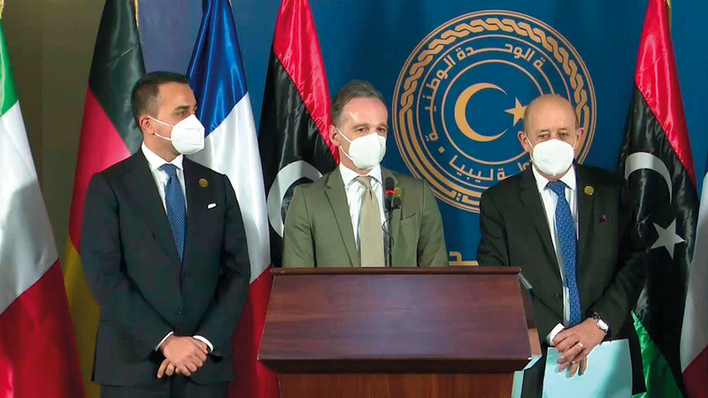 لودريان (يمين) برفقة وزير الخارجية الإيطالي (يسار) في ليبيا.  أرشيفية