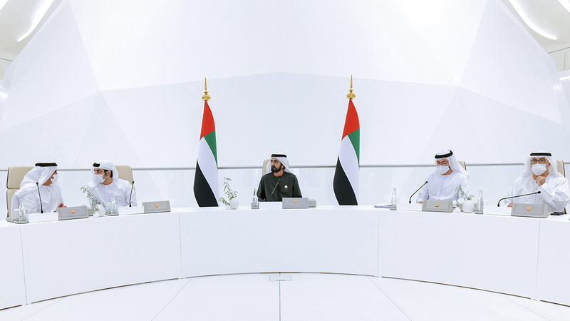 محمد بن راشد خلال ترؤسه اجتماع مجلس الوزراء.   وام