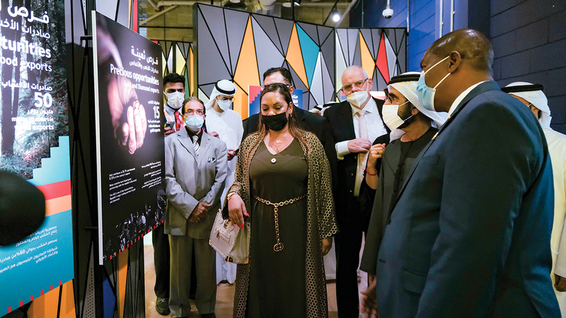 محمد بن راشد خلال تفقّده جناح إفريقيا الوسطى.   وام