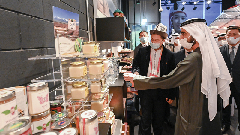 محمد بن راشد خلال تفقّده جناح قيرغيزستان.   وام