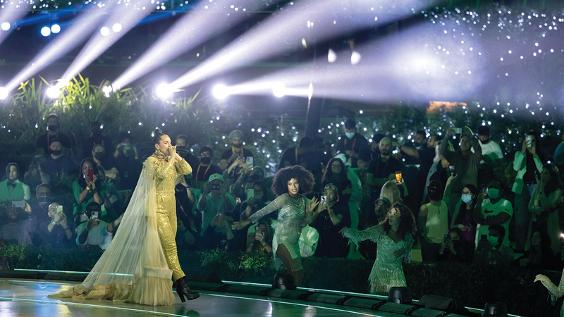 أليشيا كيز تشدو في ساحة الوصل.  من المصدر