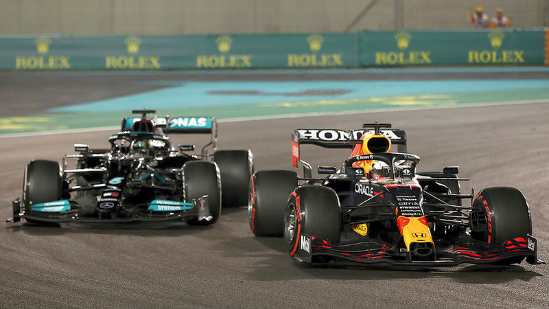 فيرشتابين يتجاوز منافسه هاميلتون في اللفة الأخيرة. تصوير: باتريك كاستيلو