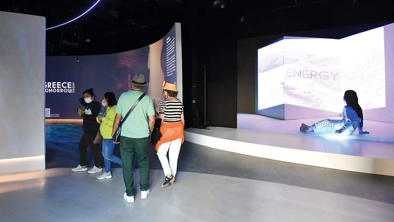 الشاشات التفاعلية تعتمد على الإبهار البصري في عرض التطور الذي تشهده اليونان. تصوير: مصطفى قاسمي