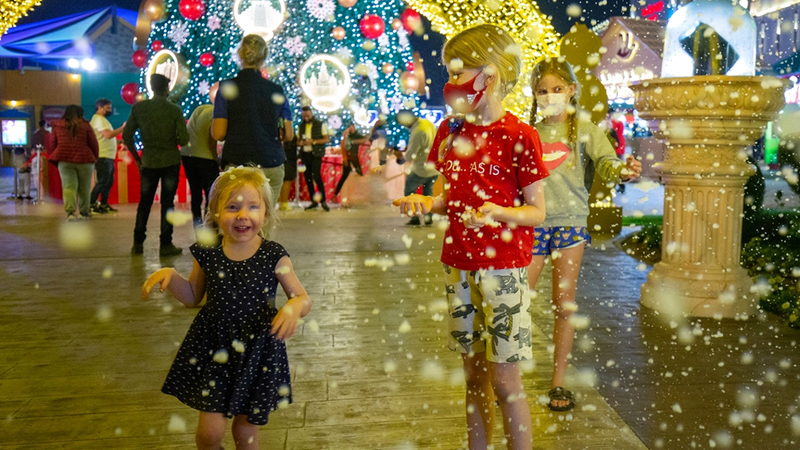 الدعوة مفتوحة أمام العائلات للاحتفال بالعام الجديد في 31 من ديسمبر. احتفالات القرية العالمية بالأعياد تستمر حتى 8 يناير. À من المصدر