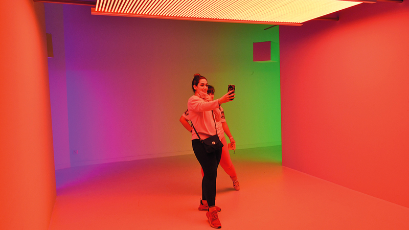 المعرض يجسّد فكرة التجربة الحركية داخل اللون.   تصوير: مصطفى قاسمي