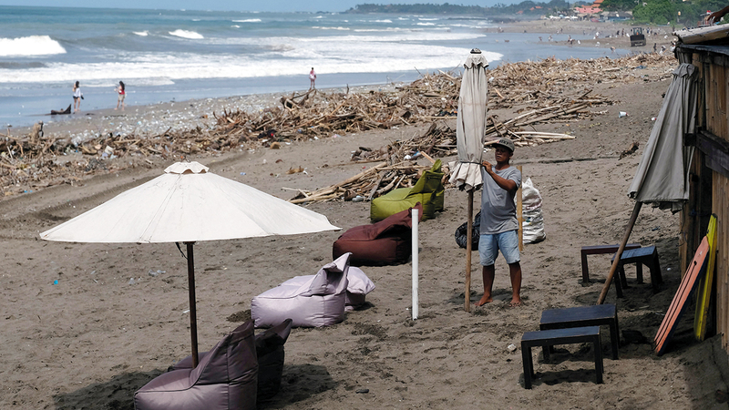 مشهد للشاطئ بعد الزلزال حيث تبدو المخلفات جراء ارتفاع منسوب المياه.    رويترز
