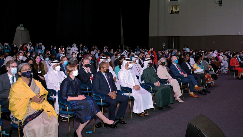 منصور بن محمد خلال حضوره القمة التي جمعت 2000 مُشارك وشهدت إطلاق مبادرات رائدة في مجال التعليم.    وام
