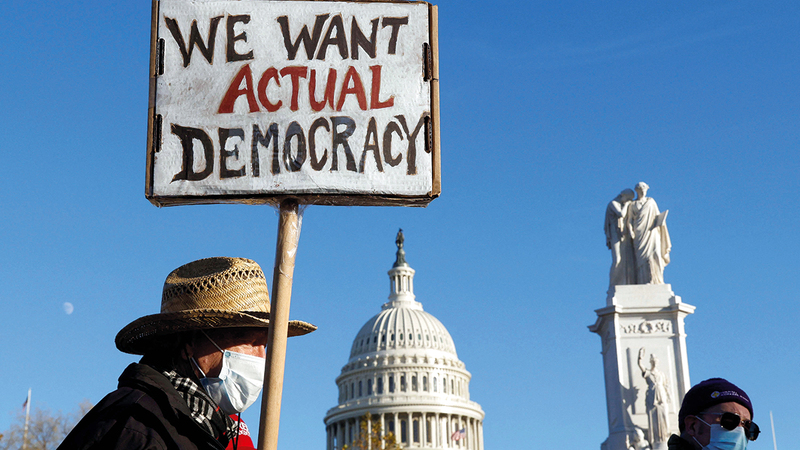 تظاهرة خارج البيت الأبيض للمطالبة بمزيد من الديمقراطية.	 أ.ف.ب