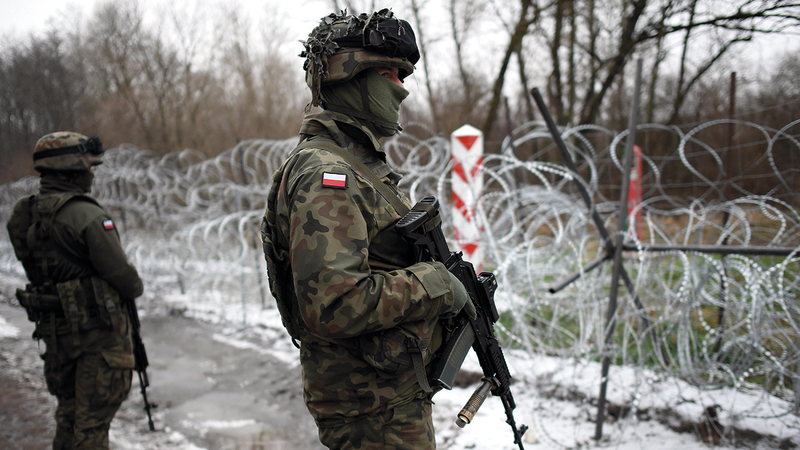 جندي بولندي يقوم بأعمال الدورية على طول المنطقة الحدودية مع بيلاروسيا.  إي.بي.إيه