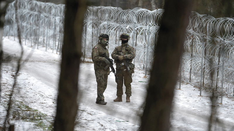تم تشديد الخناق على المهاجرين في المنطقة الحدودية بين بولندا وبيلاروسيا.   إي.بي.إيه
