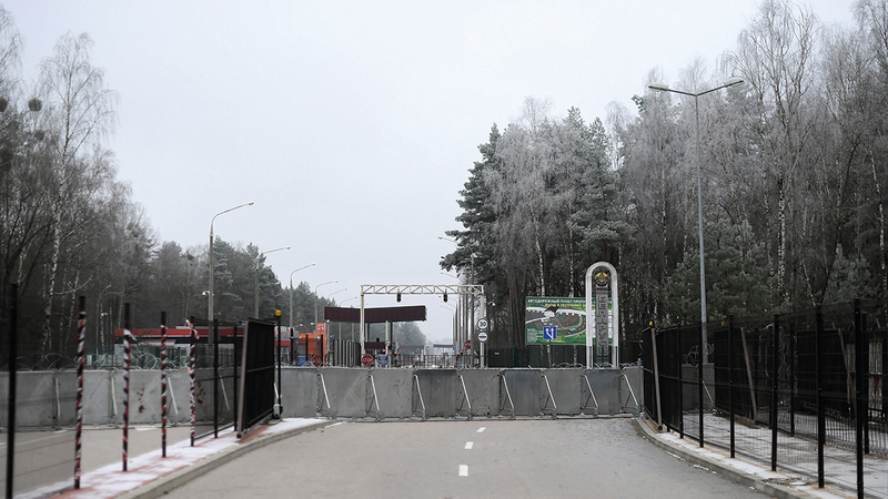 الشارع الذي يفصل الحدود بين بولندا وبيلاروسيا.   إي.بي.إيه