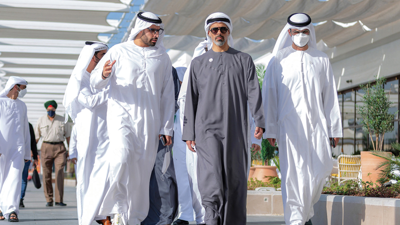 خالد بن محمد خلال زيارته الواجهة البحرية «ياس باي» في جزيرة ياس.   وام