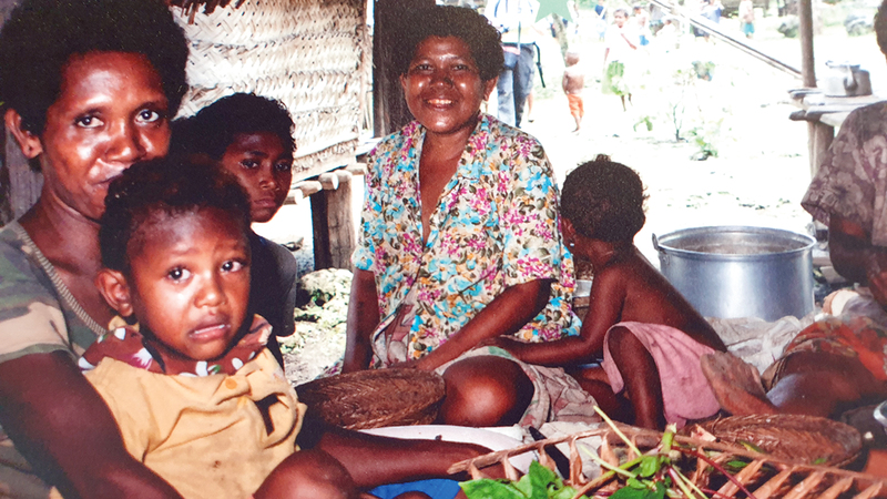 النسبة العظمى من سكان جزر سليمان عائلات بسيطة تعيش على الصيد.   «نقلا عن الصور في الجناح»