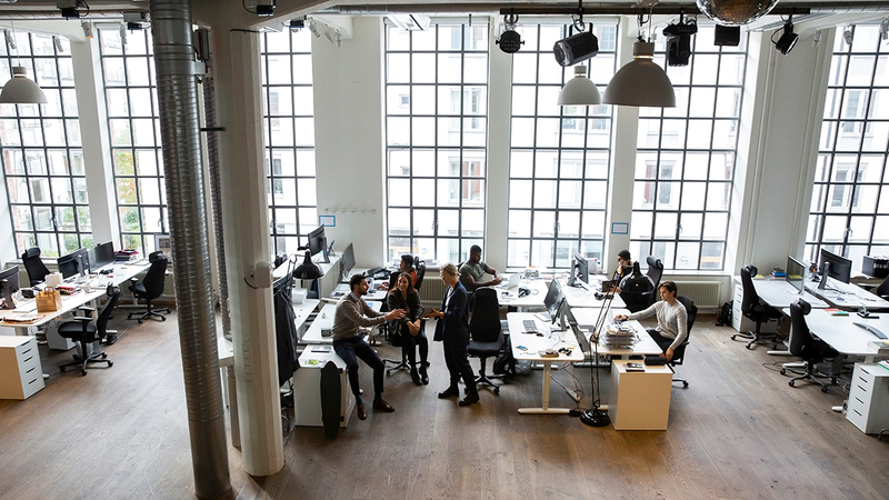 يجوز تكليف الموظف عملاً مختلفاً عن العقد بشرط موافقة خطية منه.  أرشيفية