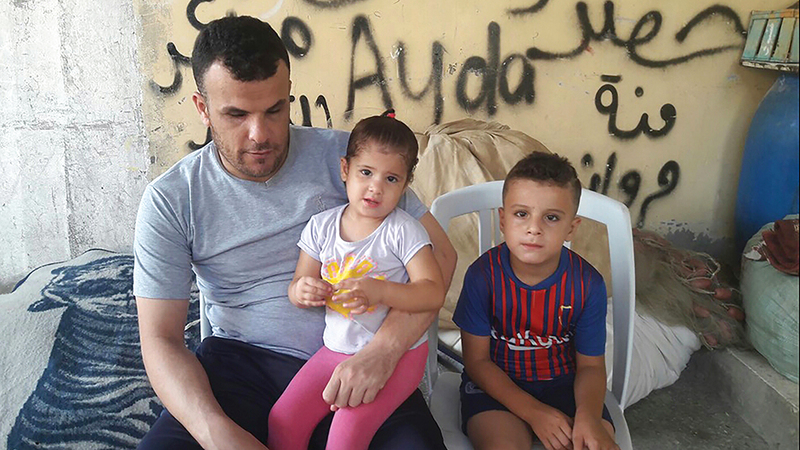 الصياد خضر الصعيدي حرمه الاحتلال بصره ومصدر رزقه. الإمارات اليوم