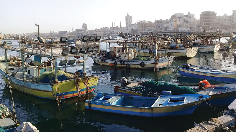 بحر غزة يحتضن 4000 صياد فلسطيني ومراكب الصيد تقيد بحدود بحرية يفرضها الاحتلال. الإمارات اليوم