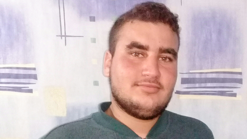 الشاب الصياد نور حرم و250 فردا مصدر الرزق جراء احتجاز قاربهم. الامارات اليوم