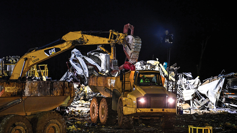 العواصف الشديدة دمّرت الكثير من المرافق والمصانع.  أ.ف.ب