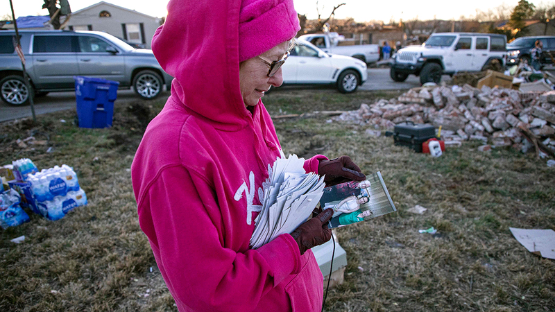 كثير من الأسر تشرّدت بسبب الدمار الذي لحق ببيوتها بسبب العواصف الشديدة.  أ.ف.ب