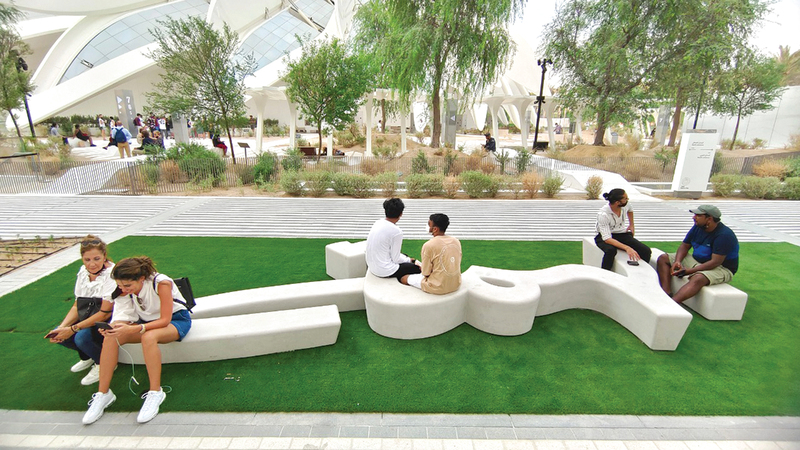 المقاعد توفر أماكن يمكن للزوّار التوقف عندها والتأمل في جمالياتها. من المصدر