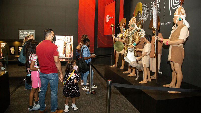 المعروضات في جناح بيرو صنعتها أنامل حرفيين من منطقة لامباييكي بدقة متناهية.  من المصدر