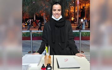 الصورة: شابة سعودية تبدع بـ «الثُلث».. لتلهم زوّار «إكسبو»