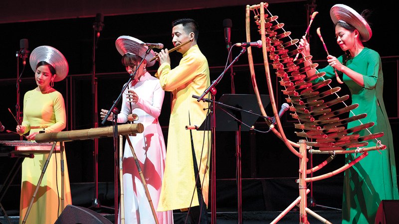 العروض قدمتها إحدى الفرق التابعة لأكاديمية فيتنام الوطنية الموسيقية. من المصدر