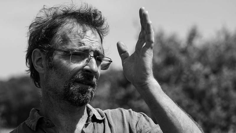 يقول البستاني المثير للجدل إريك لينوار، إن الحدائق التي تم الاهتمام بها بعناية كبيرة تستغرق وقتاً طويلاً بشكل غير ضروري، وهي ضارة بالتنوع البيولوجي، وفي النهاية «هجوم على الكوكب».