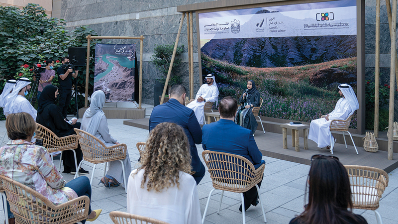 عالية الحمادي وعلي خليفة خلال إطلاق المسابقة.   من المصدر